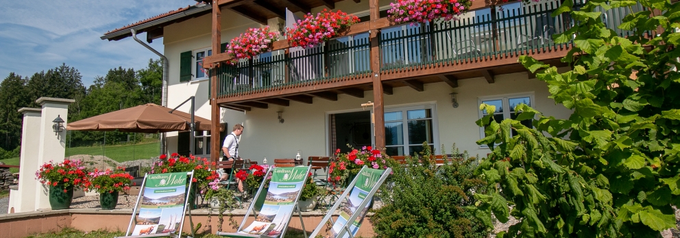 Urlaub im Allgäu, Landhaus Mohr in Immenstadt, sommerliche Terrasse mit blühenden Geranien