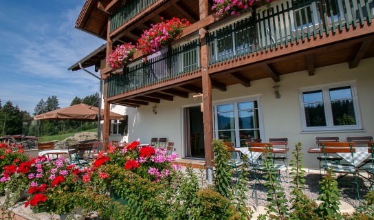 Blühende Terrasse vom Landhaus Mohr in Immenstadt im Allgäu, Sommer, Urlaub im Allgäu