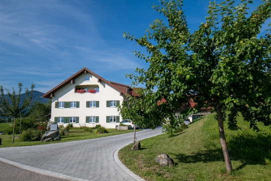 Einfahrt zum Landhaus Mohr in Immenstadt im Allgäu. Wunderbares Sommerwetter mit Sonne und blauem Himmel. Sonniger Tag am Landhaus Mohr im Oberallgäu.